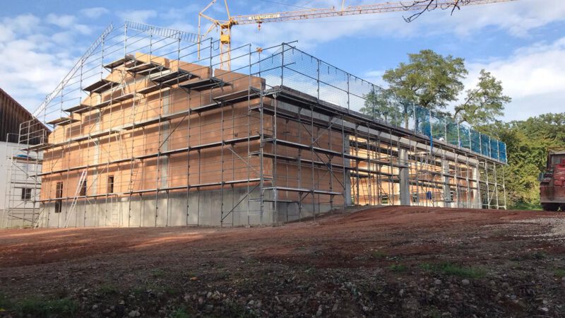 Referenzen Ingenieurbüro Martin Huber Außenansicht der Baustelle einer Mehrzweckhalle in Hybridbauweise in Ruhstorf an der Rott