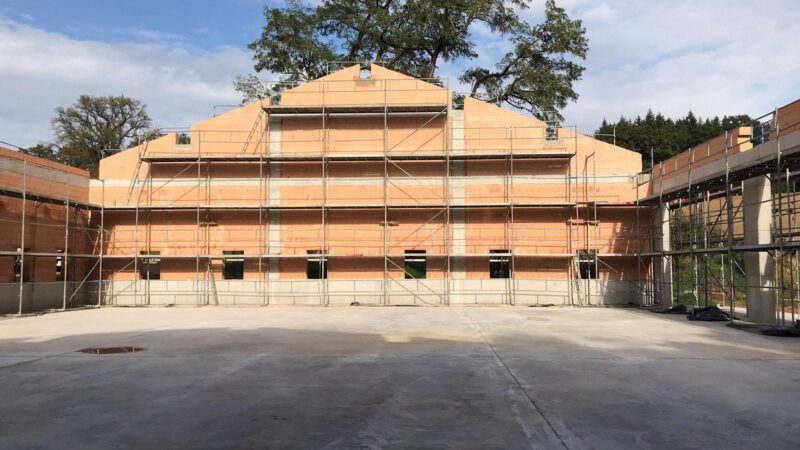 Referenzen Ingenieurbüro Martin Huber Innenansicht der Baustelle einer Mehrzweckhalle in Hybridbauweise in Ruhstorf an der Rott