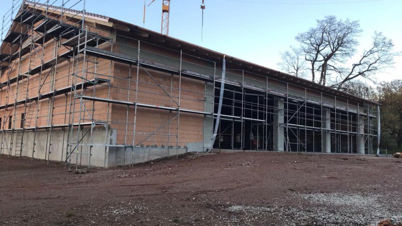 Referenzen Ingenieurbüro Martin Huber Außenansicht der Baustelle einer Mehrzweckhalle in Hybridbauweise in Ruhstorf an der Rott