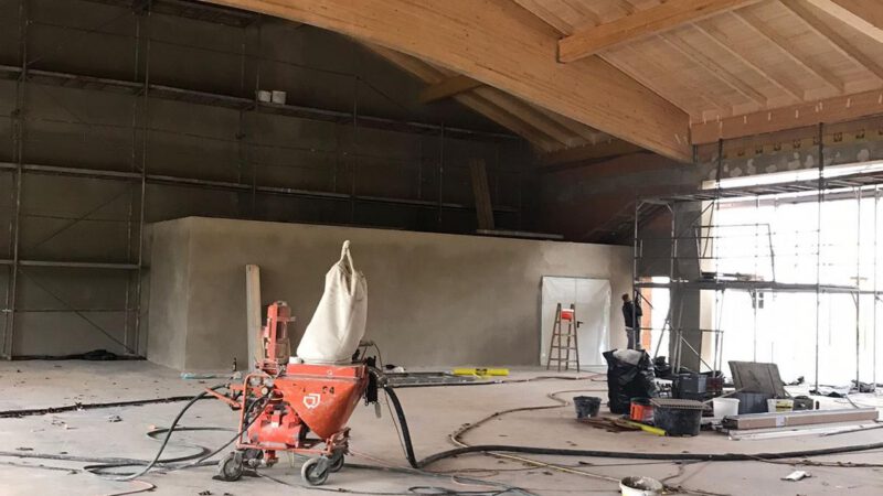 Referenzen Ingenieurbüro Martin Huber Innenansicht der Baustelle einer Mehrzweckhalle in Hybridbauweise in Ruhstorf an der Rott